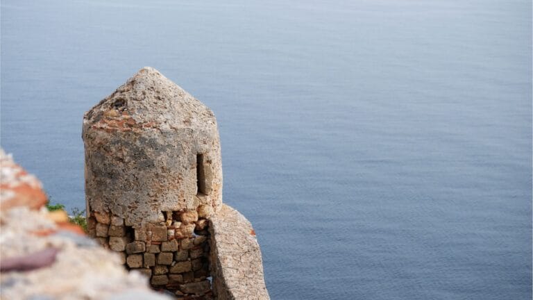 Srednjovekovni grad Monemvasia na steni