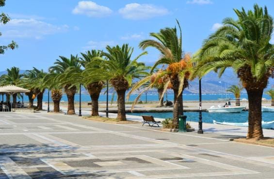 Šetalište na plaži Nafplion u Grčkoj
