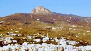 Read more about the article Zamak Eksomvurgo – čuvar Tinosa kroz vekove