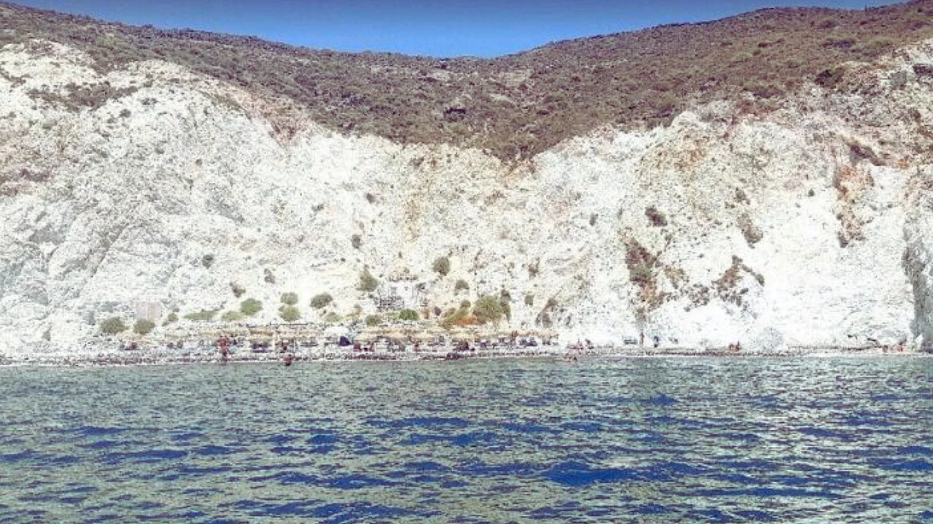 Read more about the article Bela plaža Santorinija – Skriveni dragulj Akrotirija