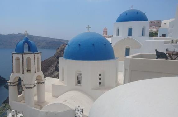Crkve sa plavim kupolama u Oji – simbol Santorinija