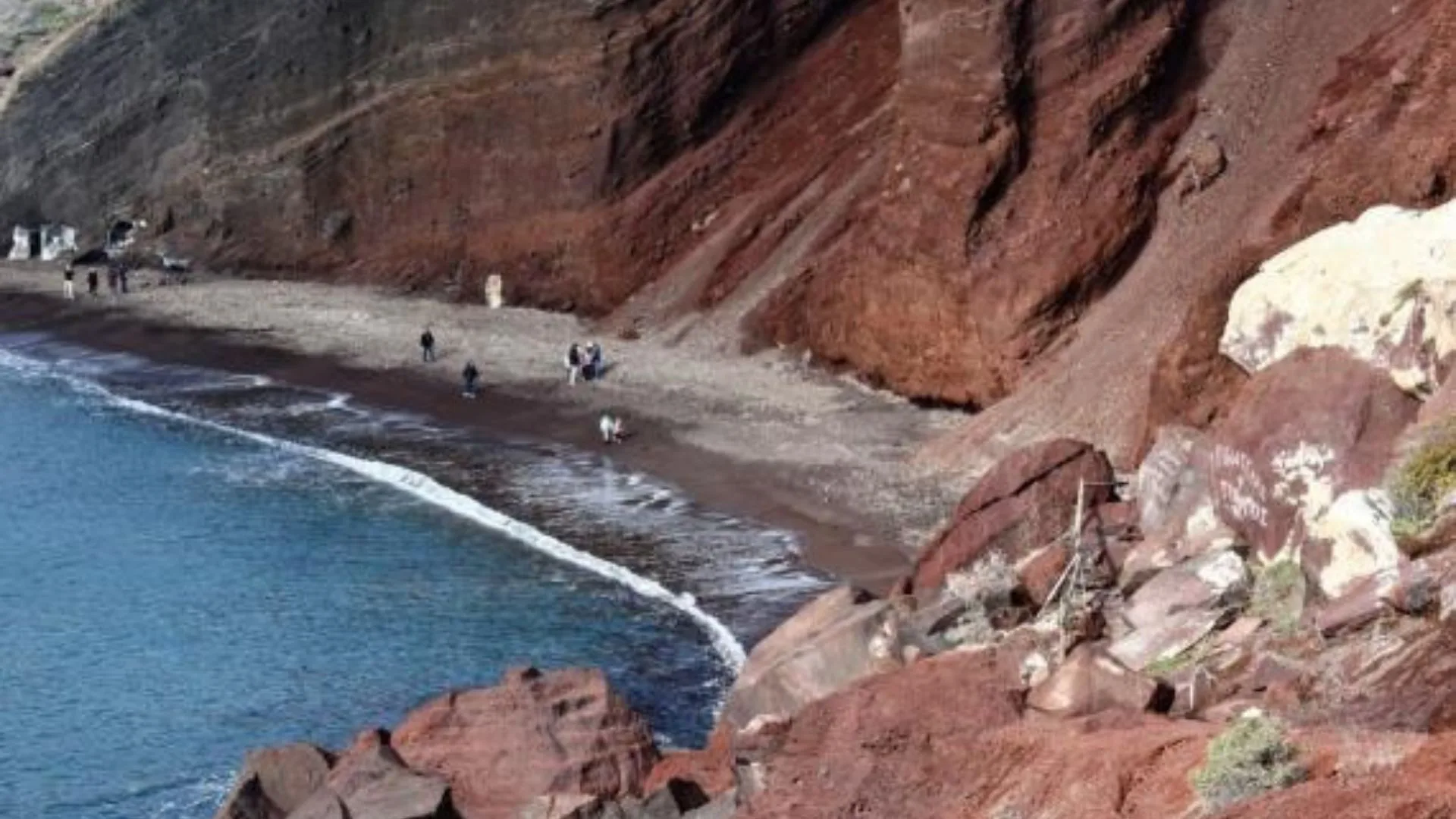 Read more about the article Crvena plaža Santorinija – Fascinantni kontrasti prirode