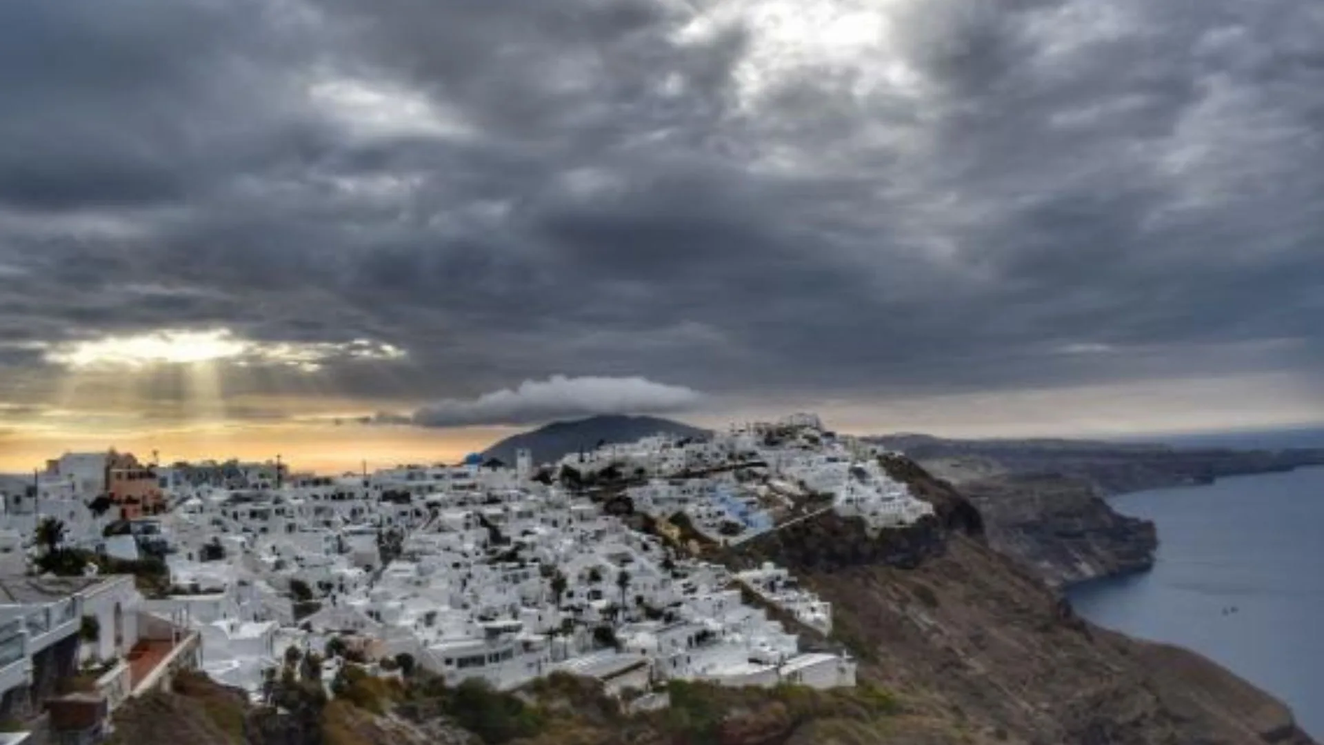 Read more about the article Firostefani na Santoriniju – mirna kruna Santorinija
