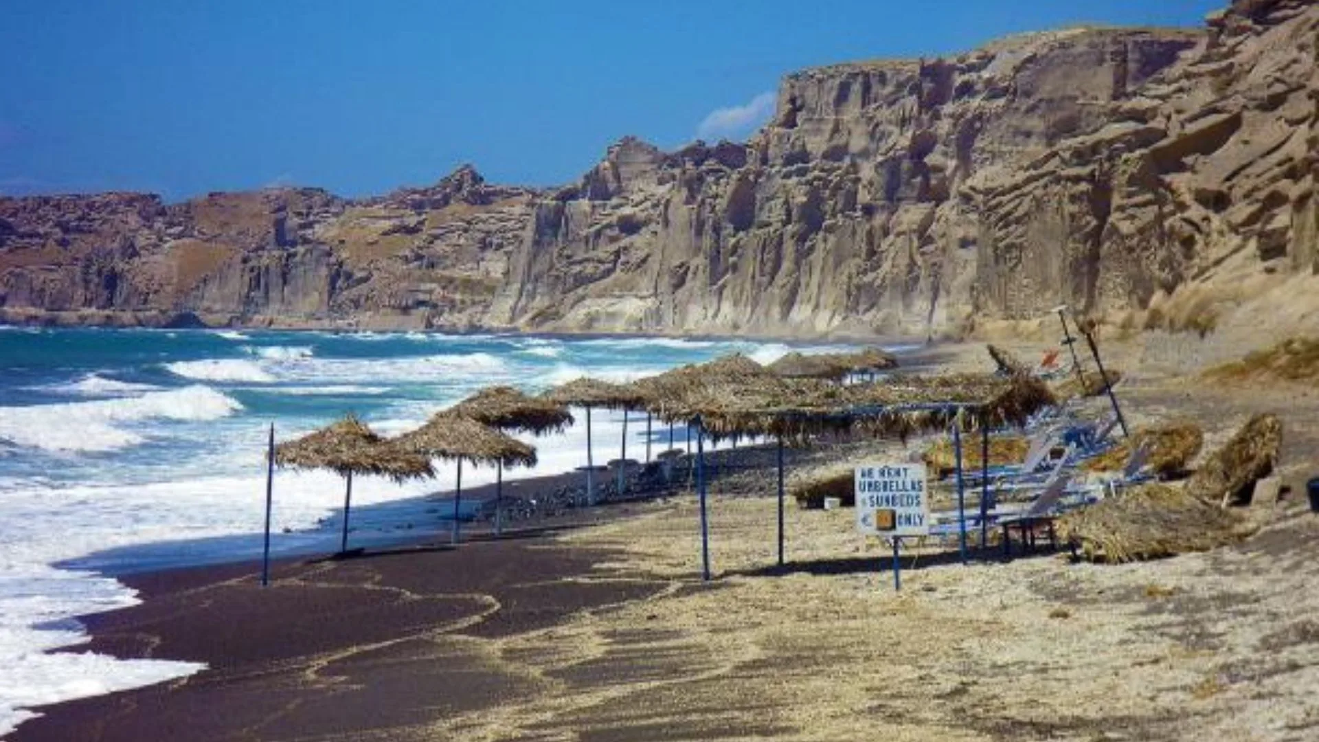 Read more about the article Plaža Kamari na Santoriniju – crni biser Egejskog mora