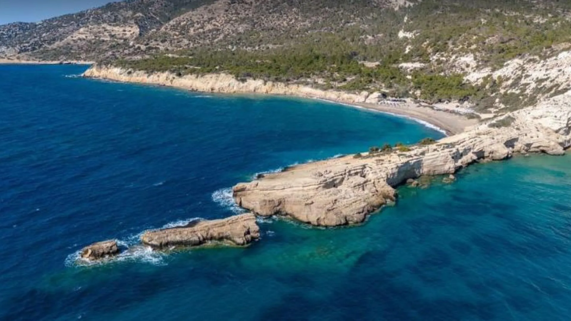 Read more about the article Plaža Monolitos – porodična oaza mira blizu srca Santorinija