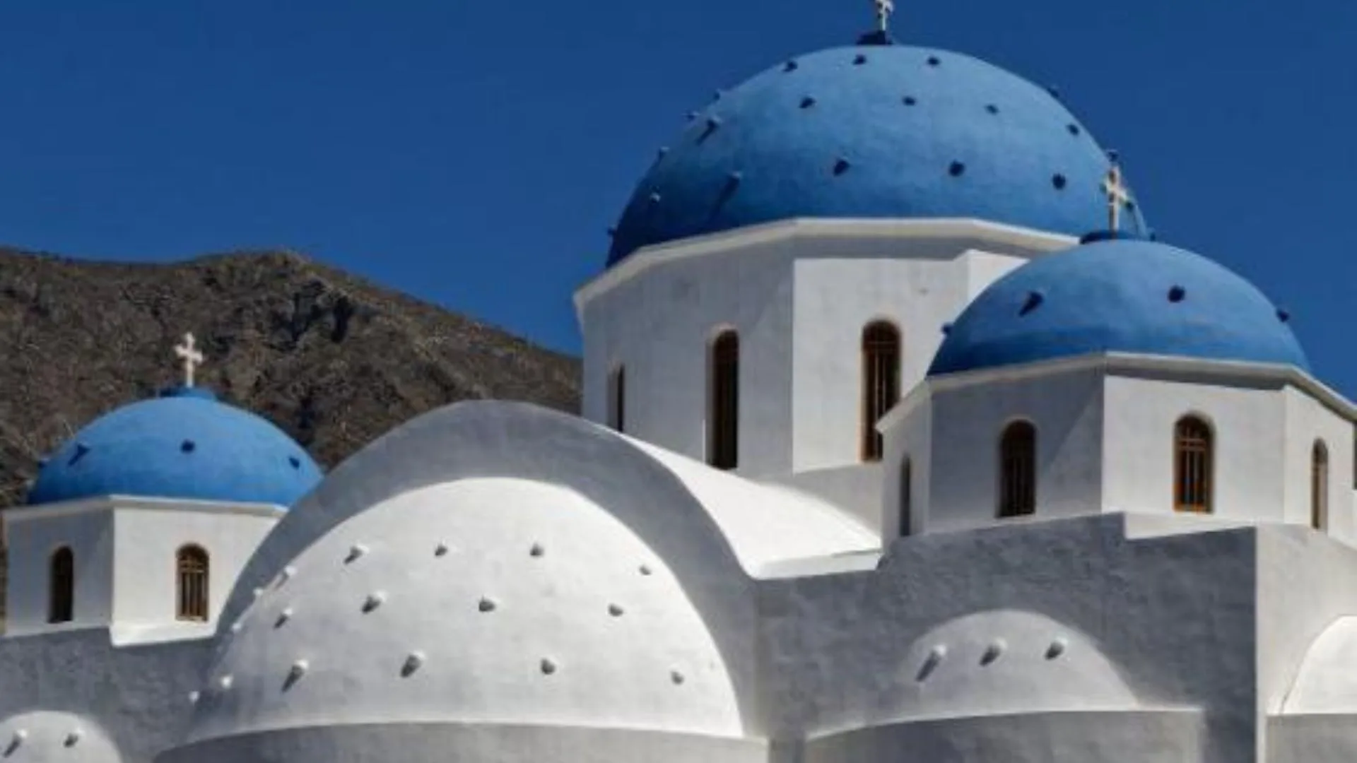Read more about the article Plaža Perisa – Duga crna oaza mira i zabave na Santoriniju