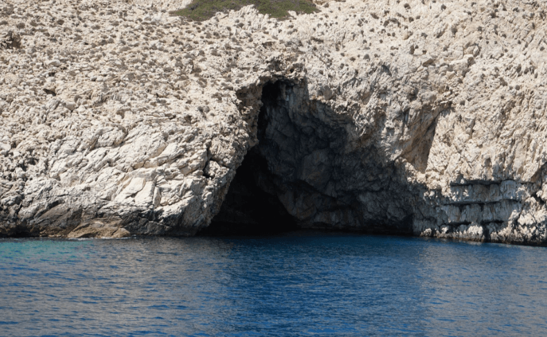 Pećina Fokospilija - Znamenitost Donuse