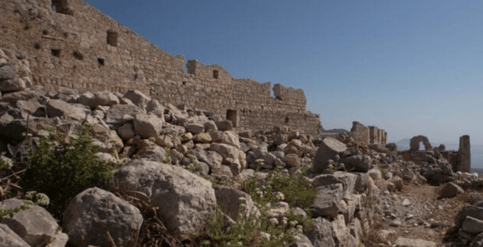 Srednjovekovni zamak - Halki izvan plaža