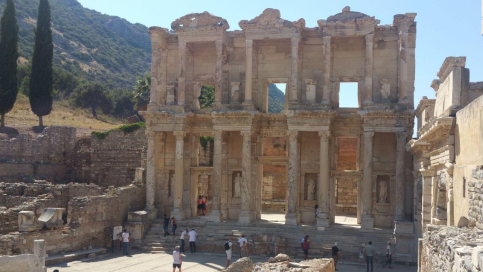 You are currently viewing Biblioteka Celzusa — Fasada koja zaustavlja dah