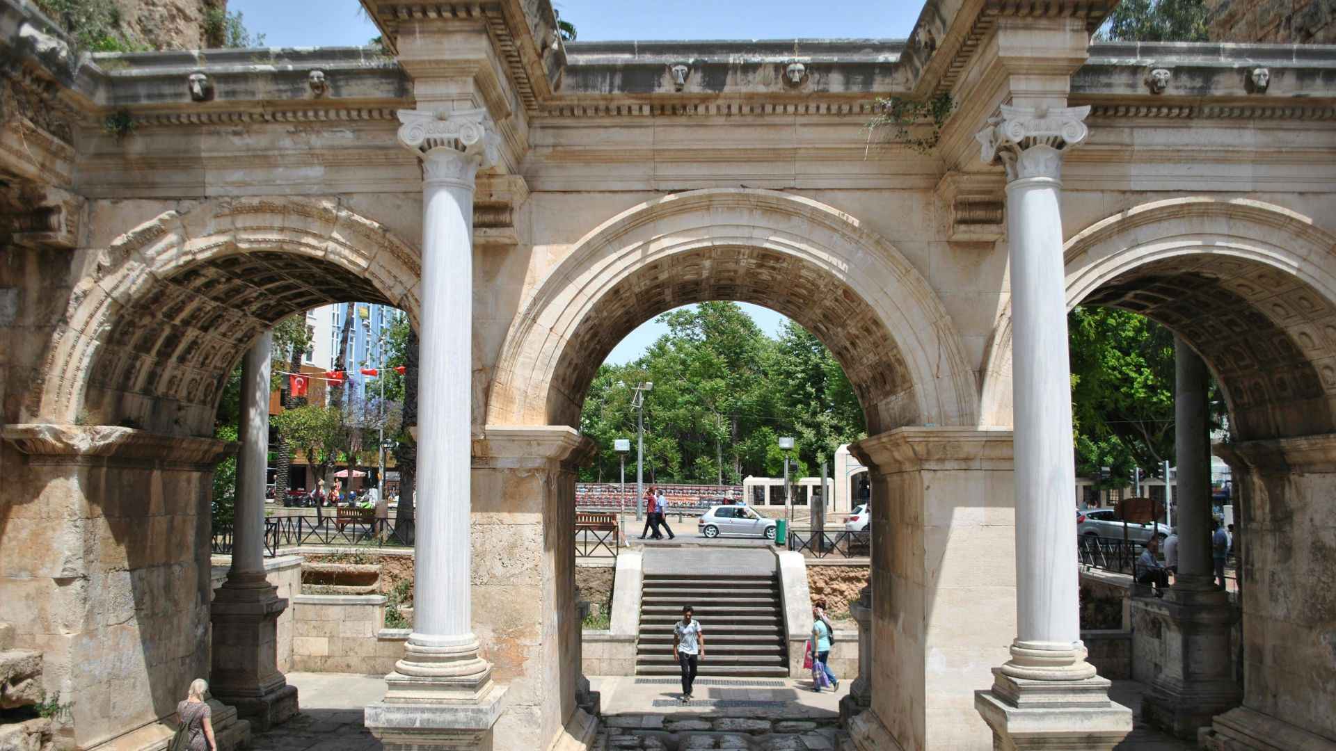 You are currently viewing Hadrijanova kapija u Antaliji – rimska kapija koja vodi u stari grad