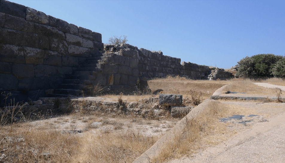 Paliokastro – antička tvrđava iznad Mandrakija