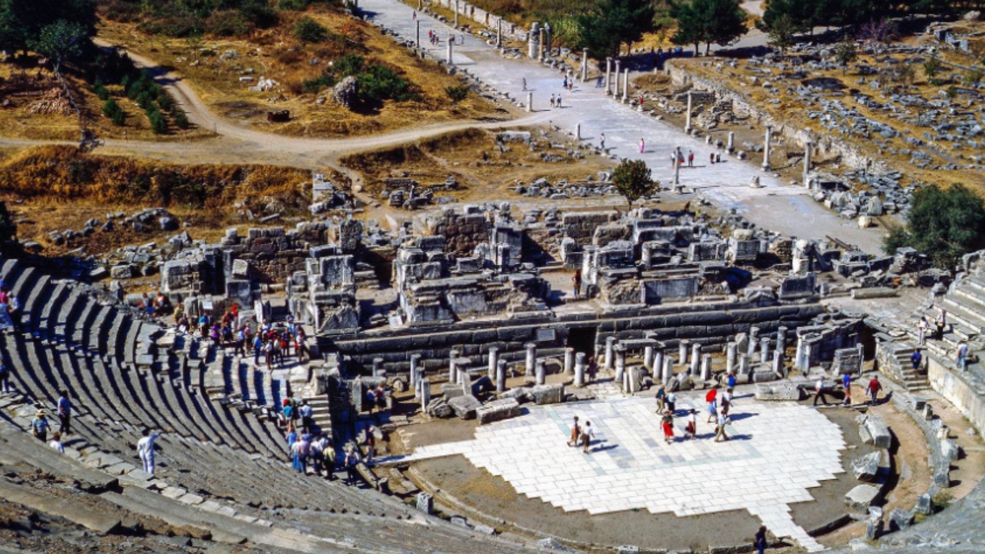 You are currently viewing Veliki teatar u Efesu — Pozornica koja pamti apostole i gladijatore