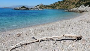 Прочитајте више о чланку 10 Plaža Hiosa – divlja lepota i tirkizno more bez gužve