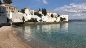 Прочитајте више о чланку 10 Plaža na ostrvu Spetses — ostrvo borova, kristalnog mora