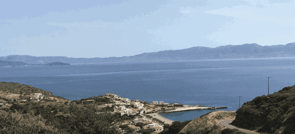 Platija Amos — mirni sever s pogledom na Peloponez