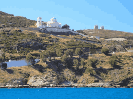 Plaža Agija Trijada — crkva, šljunak i kantina