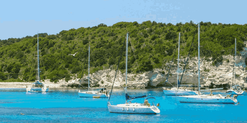 Plaža Antipaksosa Mesovrika — tiha uvala između dve plaže
