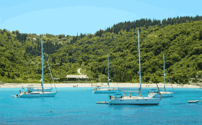 Plaža Antipaksosa Vutumi — tirkizna voda i jahte