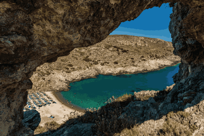 Plaža Kitire Halkos — intimna uvala blizu Kalamosa