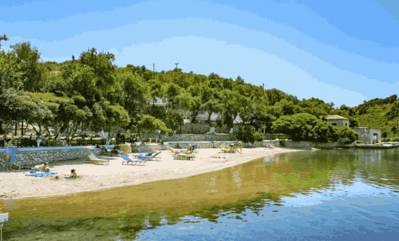Plaža Paksija Mongonisi — peščana plaža s privezom za jahte