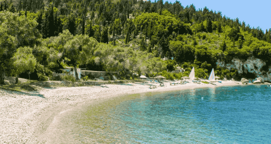 Plaža Paksija Monodendri — bujno zelenilo i lokalna taverna