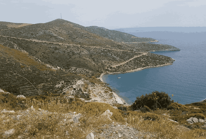 Plaža Petrokopio — drevni kamenolomi i beli šljunak