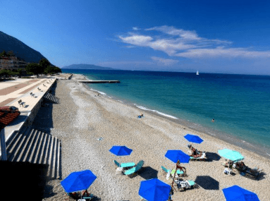 Plaža Poros — šljunak i mir na istoku