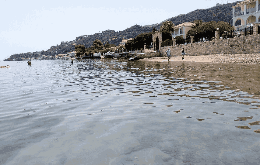 Plaža Zakintosa Argasi — pogled na most i porodično kupanje