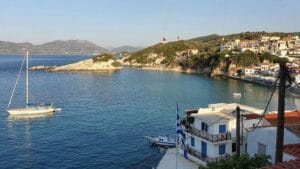 Read more about the article Plaža na Samosu – Tirkizno More i Zelena Oaza Egeja
