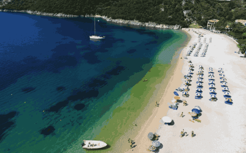 Poros Mikros Jalos — cijansko-zelena voda na jugu