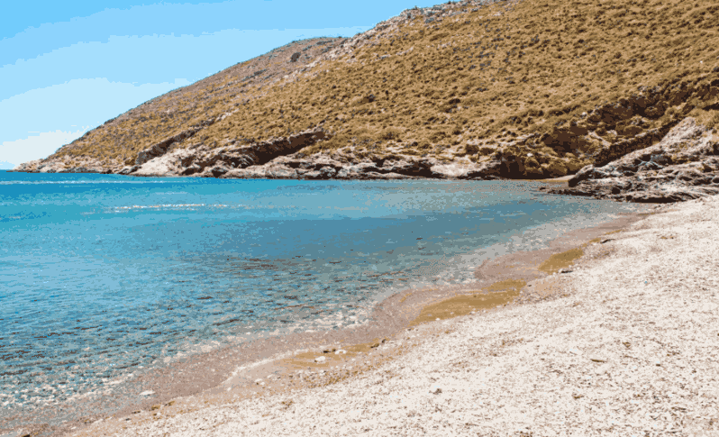 Vlihada plaža ostrva Furni — smaragdna voda zaštićena liticama