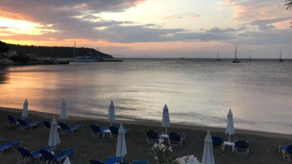 Agia Marina (Egina) – hram Afaje, plaža i noćni život