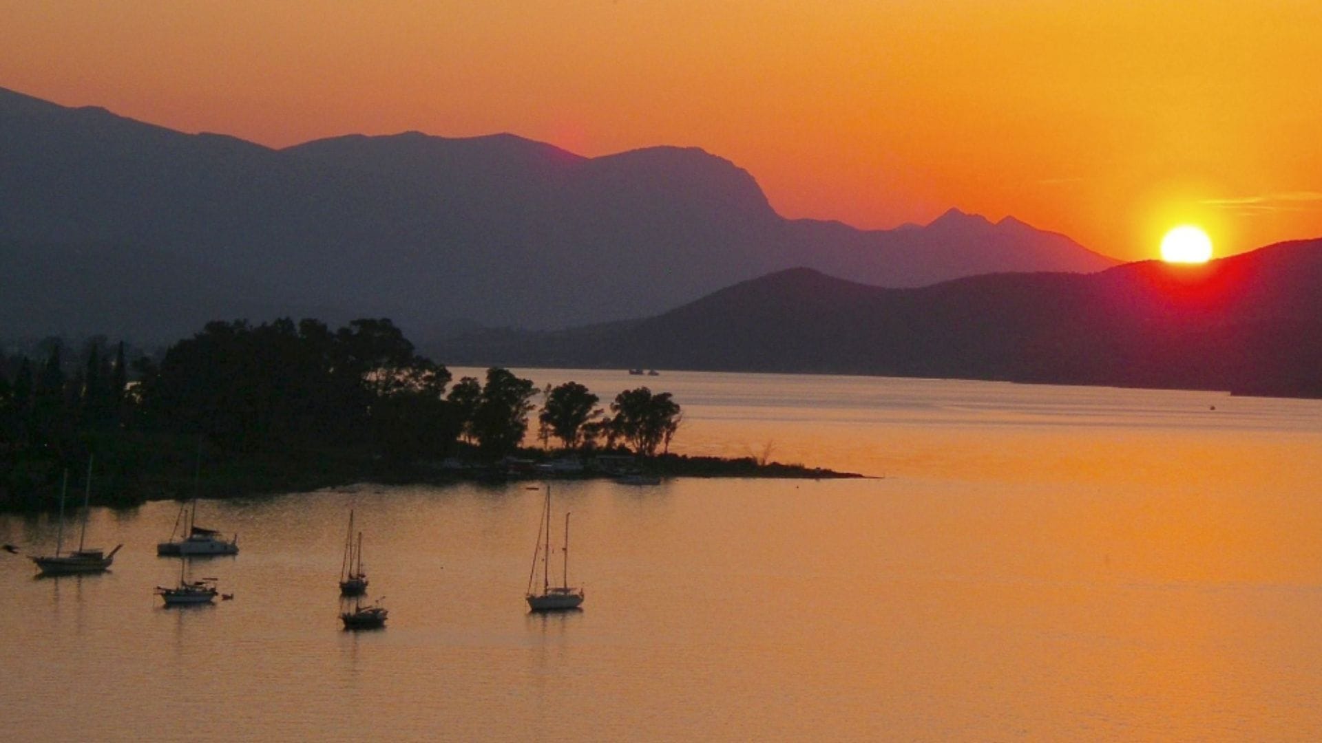 You are currently viewing Grad Poros – Sat-kula, neoklasične vile i luka