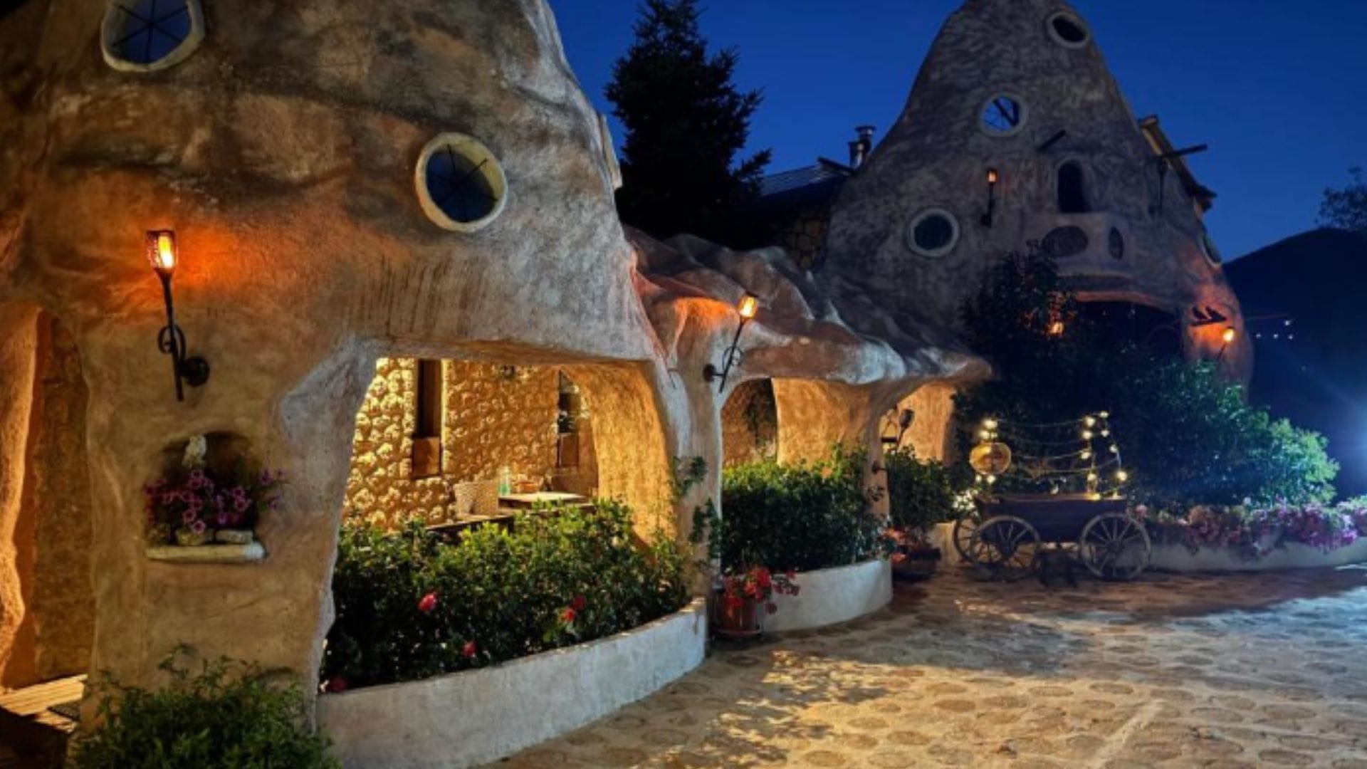 You are currently viewing Selo Argalasti (Pelion) – zvonik Svetih Apostola i trg sa kentaurom