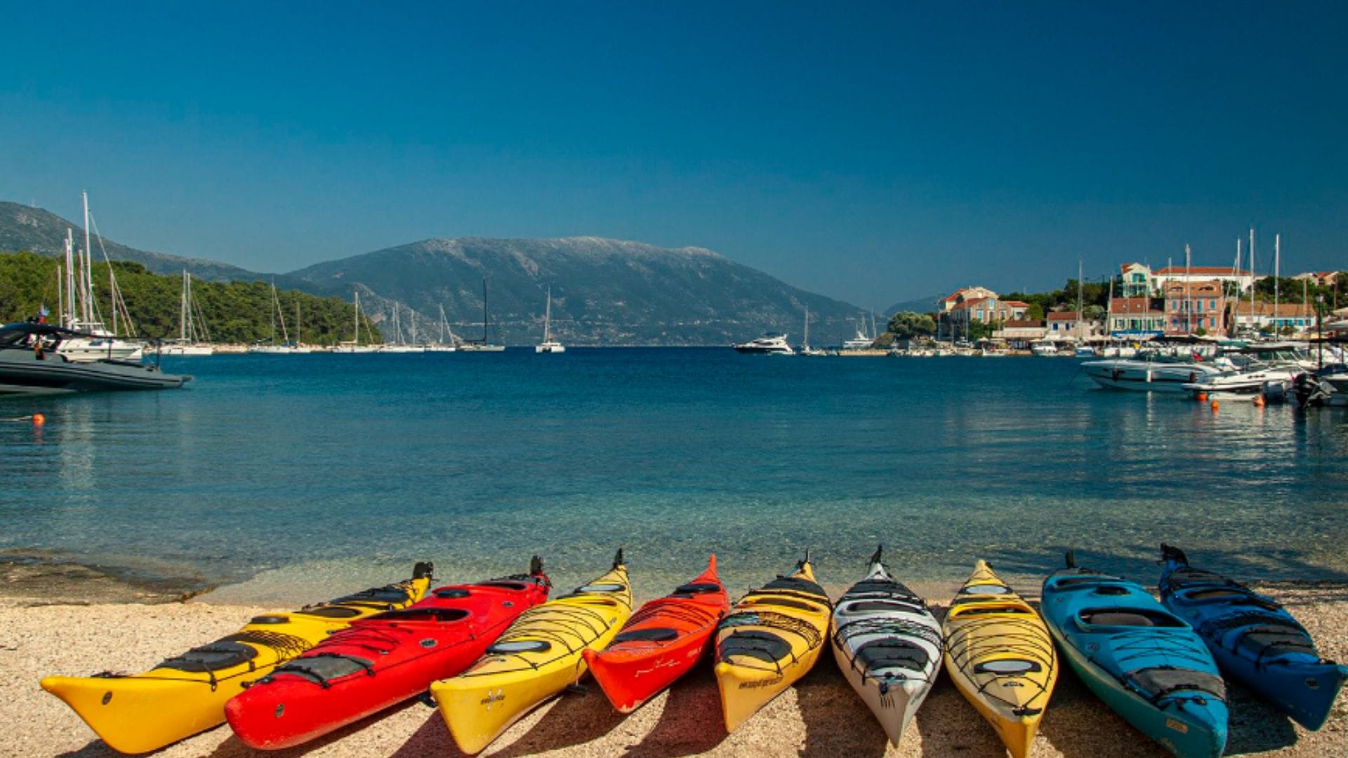 You are currently viewing Selo Fiskardo (Kefalonija) – venecijanska luka, svetionik i jahte