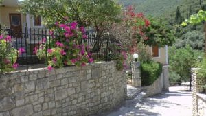 Прочитајте више о чланку Selo Kioni (Itaka) – luka sa vetrenjačama, zaliv i plaže