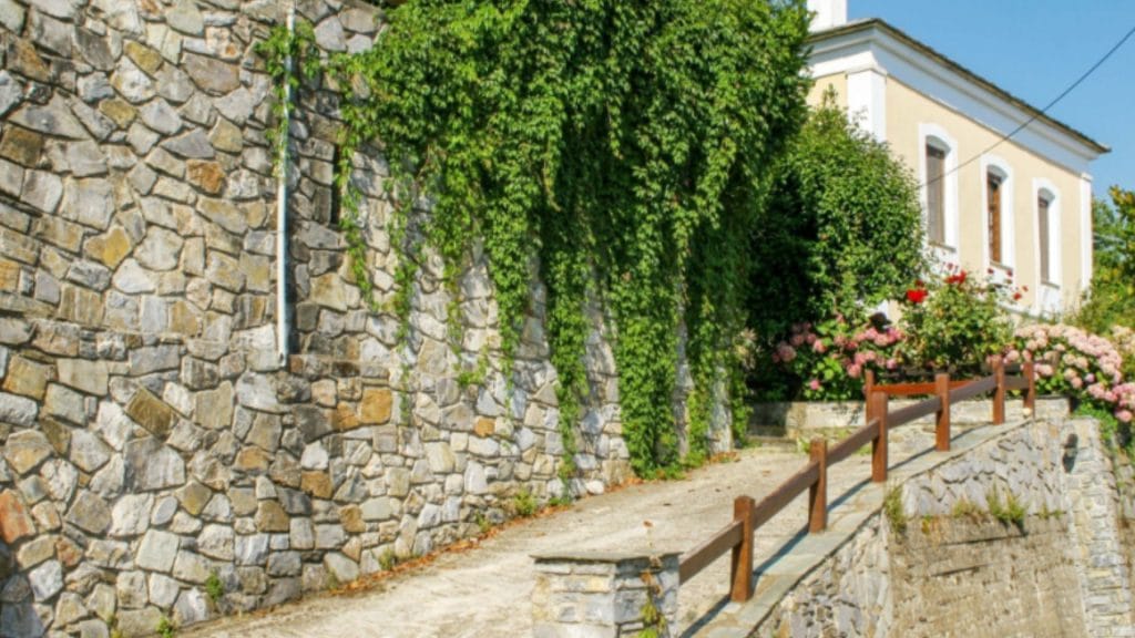 Selo Muresi (Pelion) – trg pod lipama, Damuhari i plaže