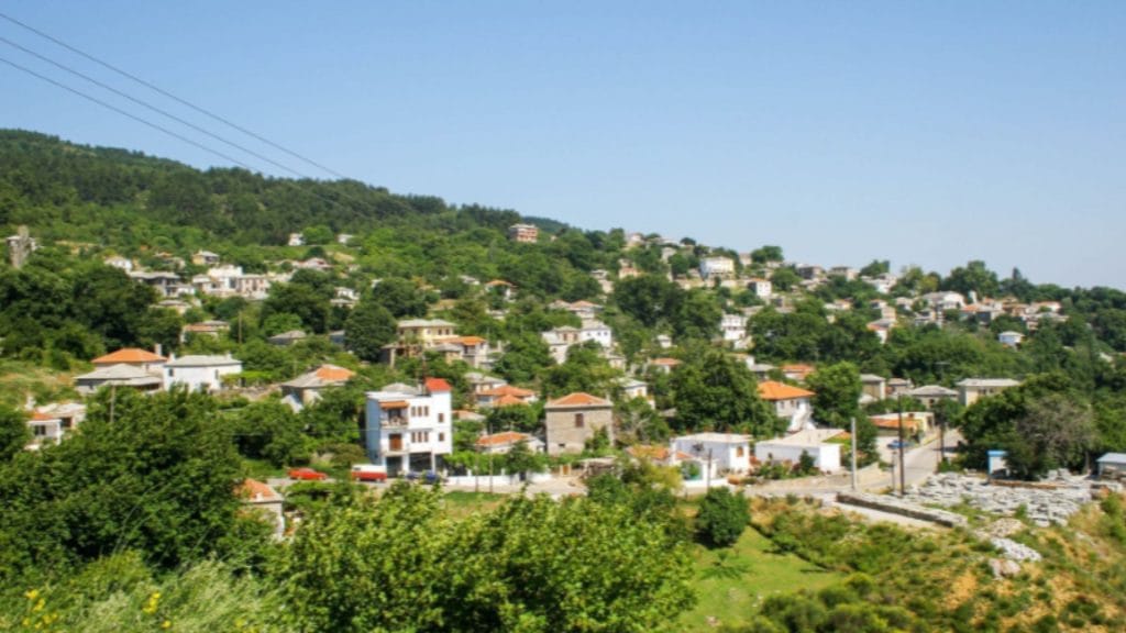 Selo Neohori (Pelion) – kameni trg, crkva Svetog Dimitrija