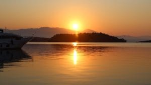 Прочитајте више о чланку Selo Nidri (Lefkada) – zaliv, Skorpios i vodopadi Dimosari