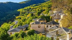 Read more about the article Selo Pinakates (Pelion) – kamene vile, trg pod platanom i pogledi