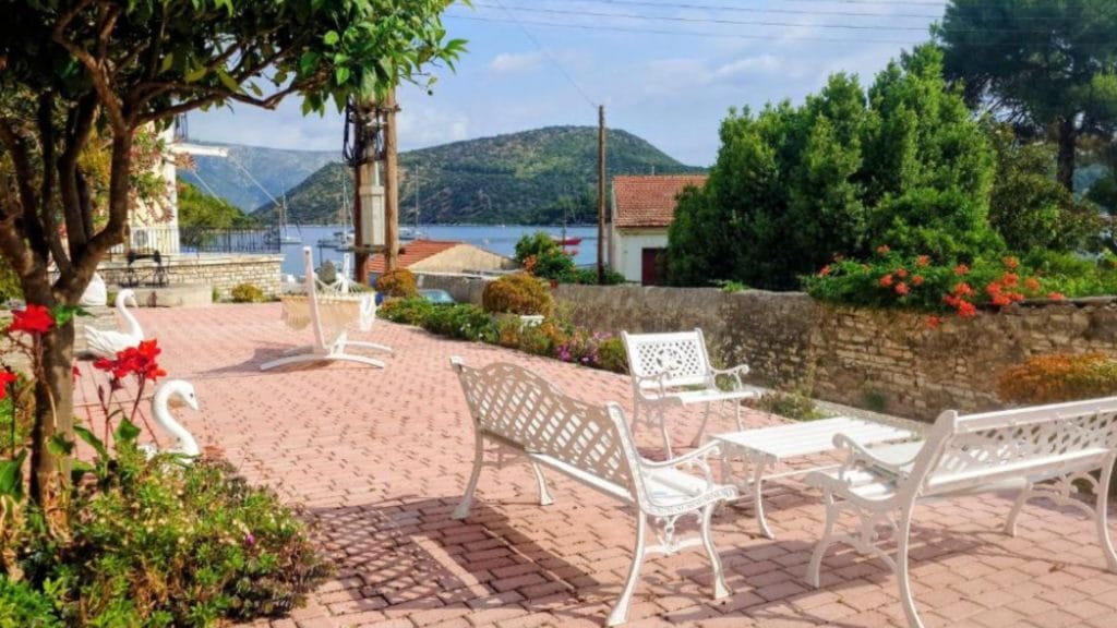 Selo Stavros (Itaka) – trg sa Odisejevom bistom, zaliv Polis i pećina