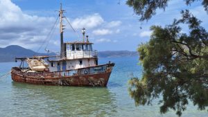 Прочитајте више о чланку Adamas na Milosu – luka, plaže, muzeji i smeštaj