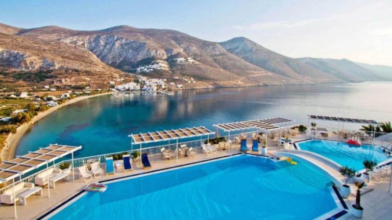 Aegialis Hotel & Spa sa bazenom iznad zaliva Egijali