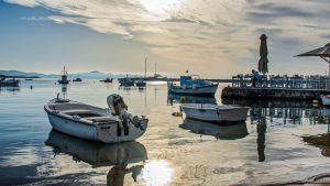 Прочитајте више о чланку Aliki na Parosu – porodični odmor, peščana plaža i riblje taverne