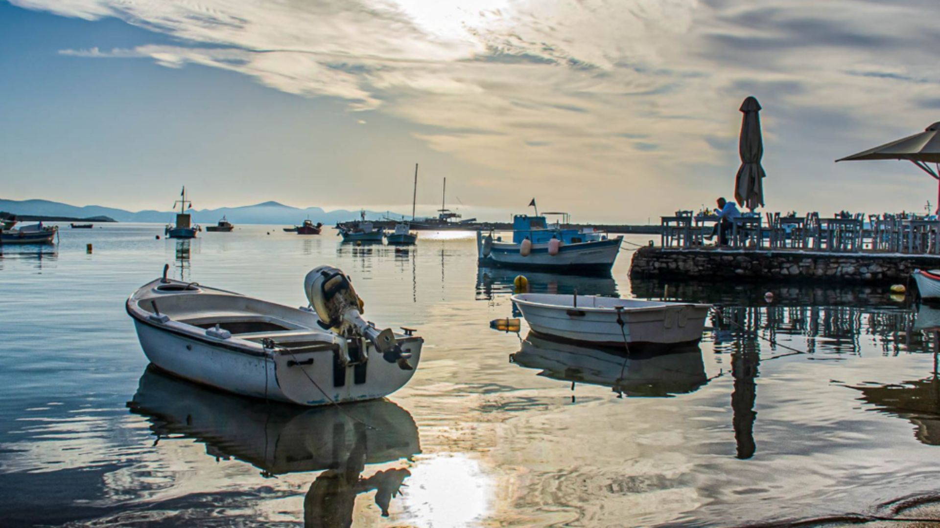 Тренутно гледате Aliki na Parosu – porodični odmor, peščana plaža i riblje taverne