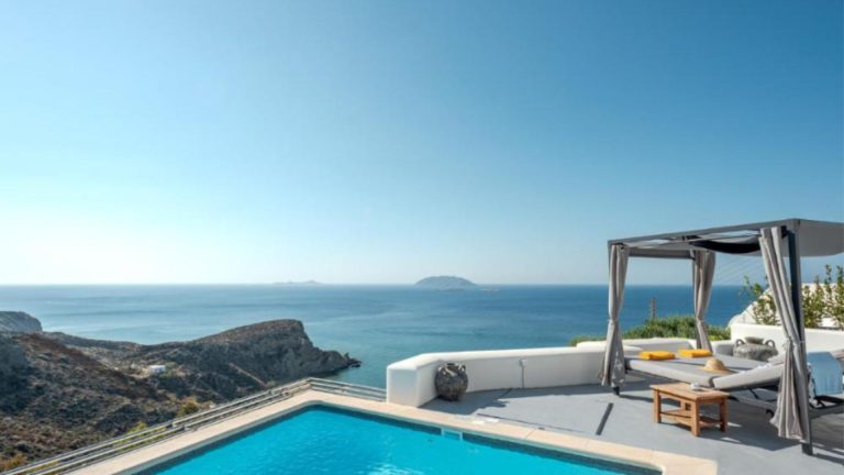 Apollon Village Hotel na brdu iznad plaže Klisidi na Anafiju
