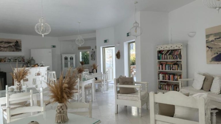 Artemis Hotel sa terasom blizu luke na Antiparosu