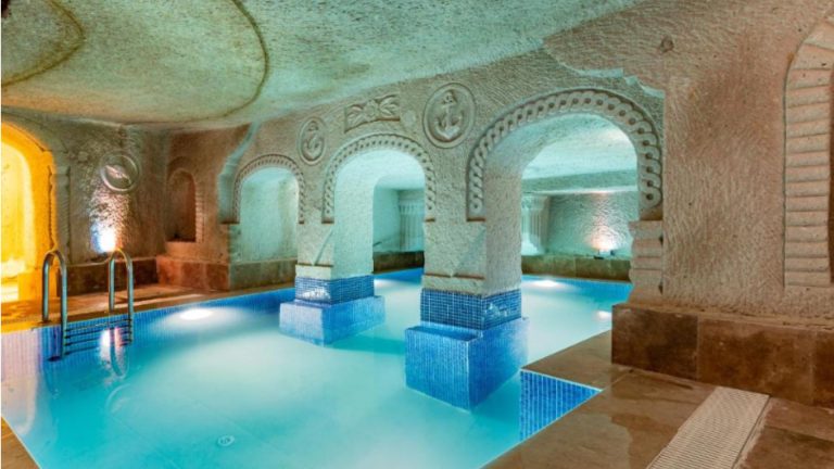 Pećinski hotel Ennar sa bazenom u Nevšehiru