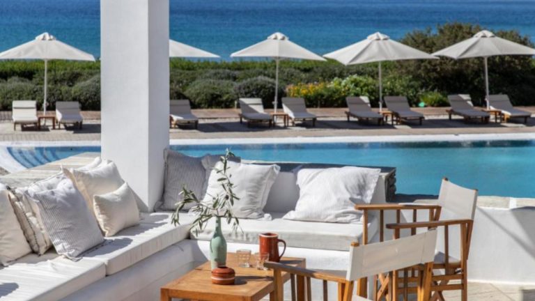 Elies Resorts sa bazenom u zalivu Vati na Sifnosu
