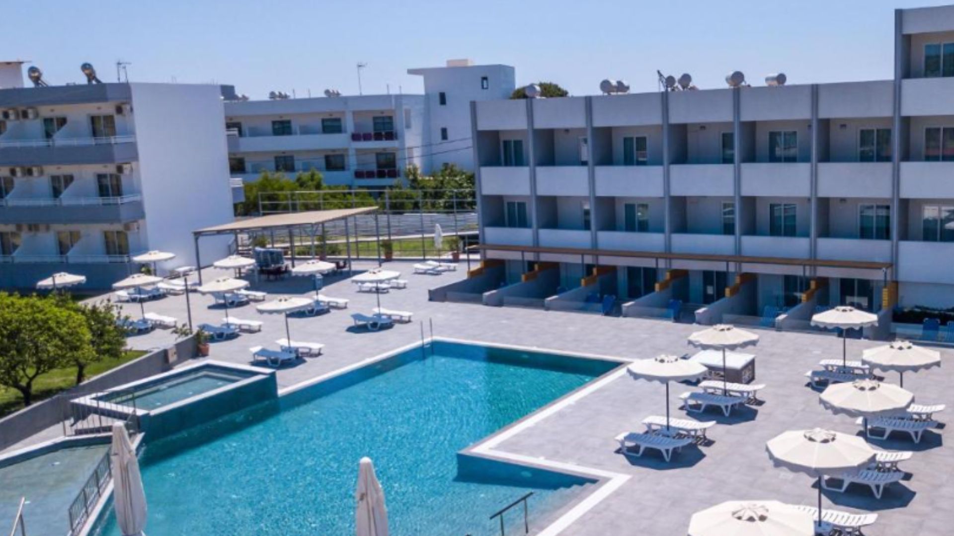 Тренутно гледате Faliraki – plaža, vodeni park, Ulica barova i zaliv Entoni Kvin